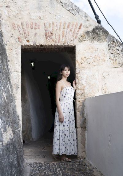 年轻漂亮的女教师在线_手机在线免费观看