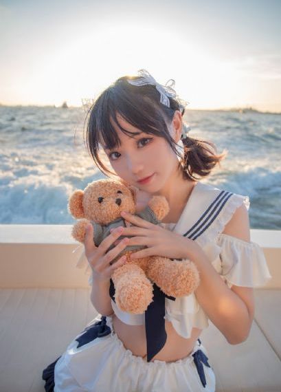 蕾拉女王脚奴视频_十万网红美女美酱